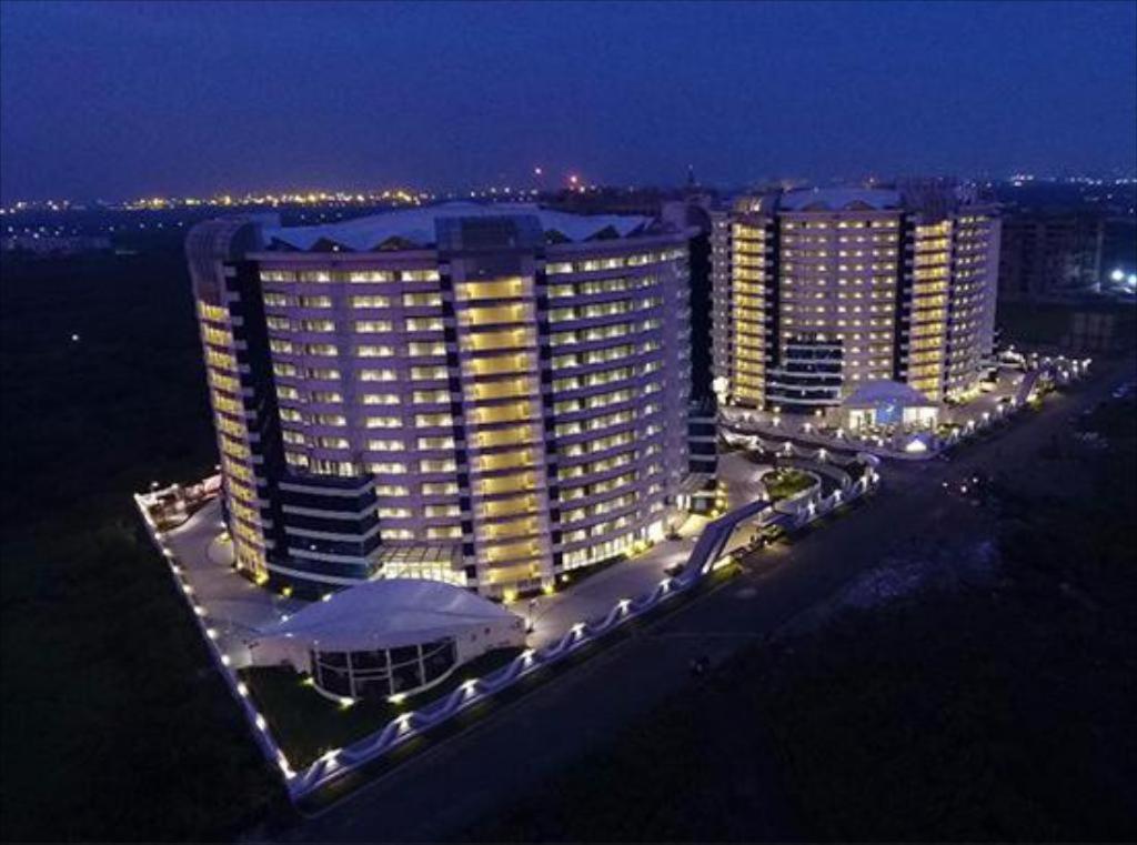 7 Star Weekend Studio At Rajhans Belliza By Global Hospitality Surate Exterior foto