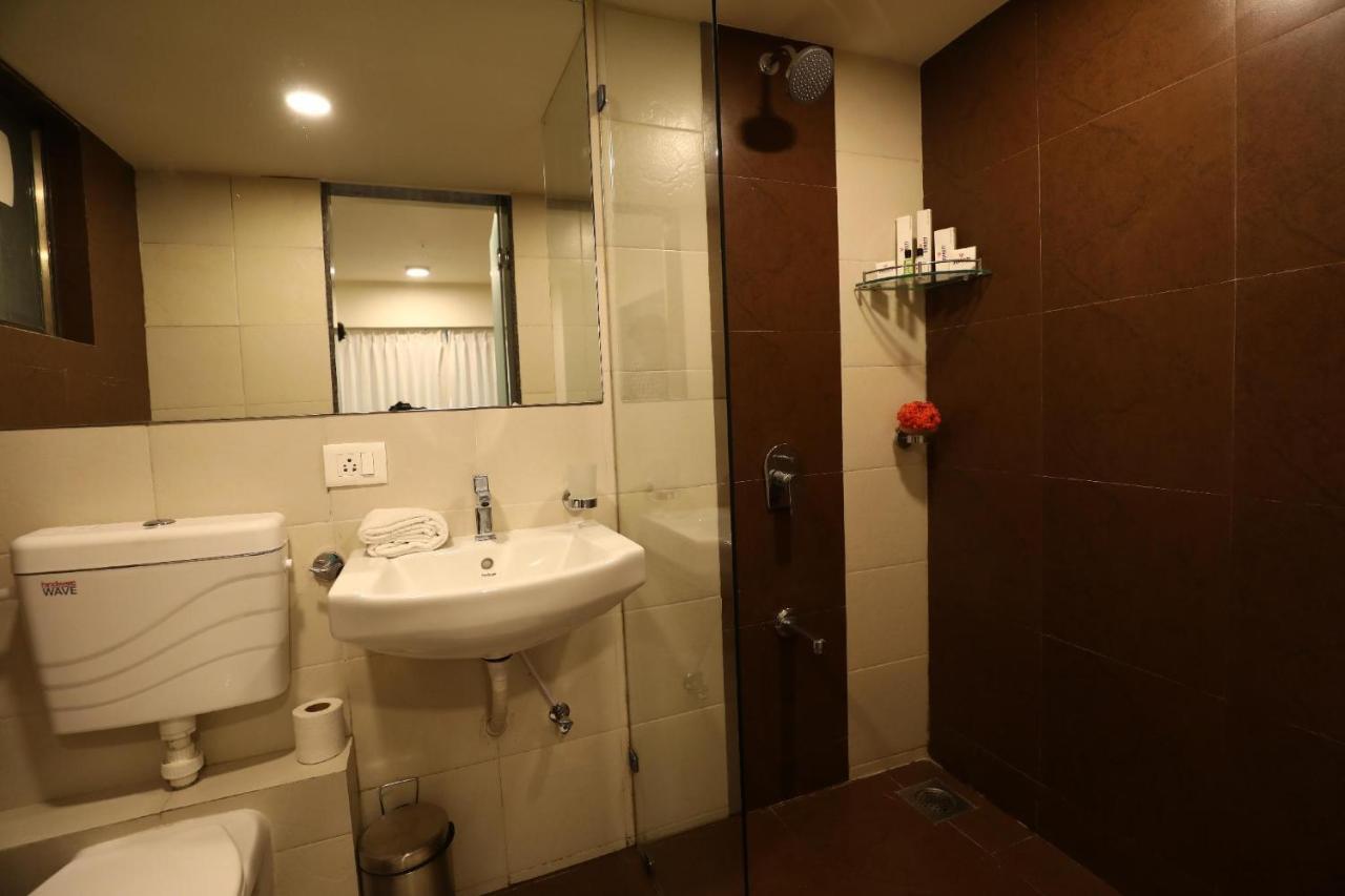 7 Star Weekend Studio At Rajhans Belliza By Global Hospitality Surate Exterior foto